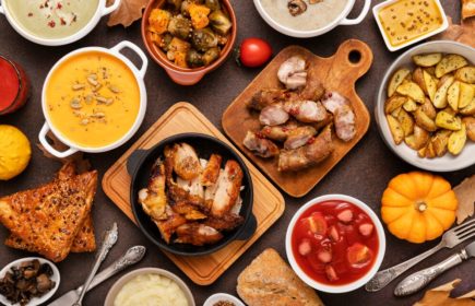 vue-dessus-table-pleine-nourriture_23-2149209253