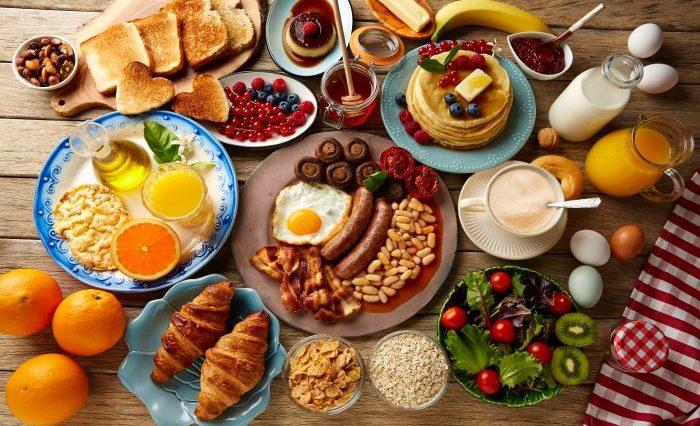 petit-dejeuner-copieux-ou-diner-copieux